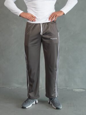 Hombre vistiendo jogger Gárgola baggy modern de Ezzeta