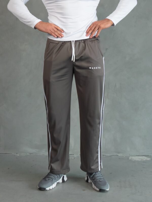 Hombre vistiendo jogger Gárgola baggy modern de Ezzeta