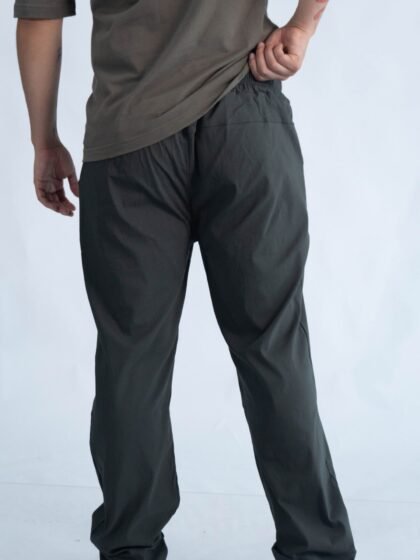 jogger gargola Ston de Ezzeta, con estilo casual urbano y look moderno.