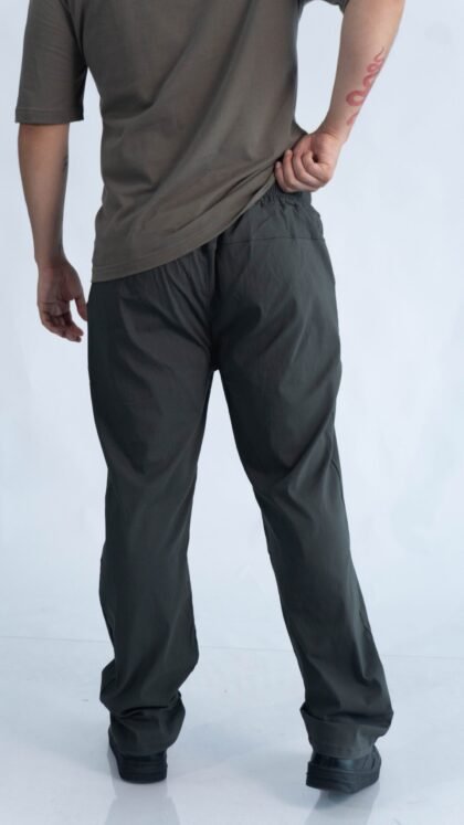 jogger gargola Ston de Ezzeta, con estilo casual urbano y look moderno.