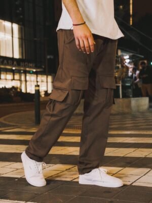 Jogger marron oversize para hombre con bolsillos cargo, estilo urbano