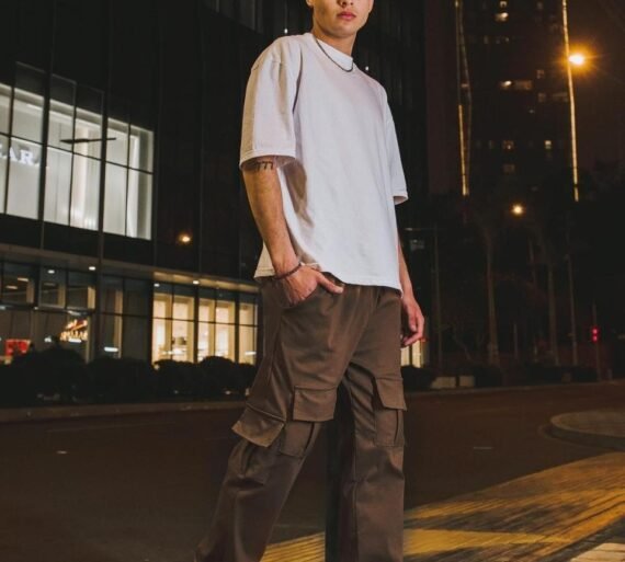 Jogger marron oversize para hombre con bolsillos cargo, estilo urbano