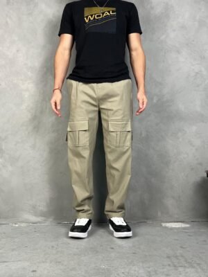 Jogger cemento oversize para hombre con bolsillos cargo, estilo urbanoJogger beige oversize para hombre con bolsillos cargo, estilo urbano