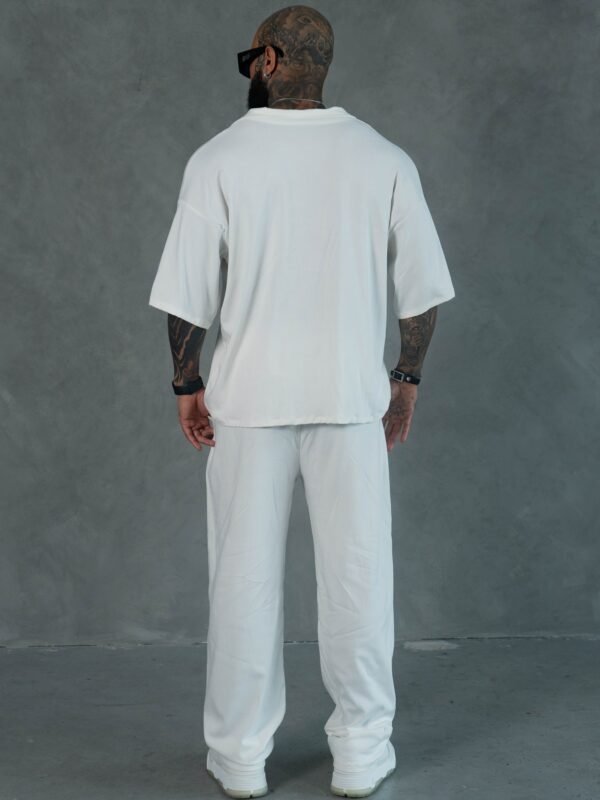 Hombre vistiendo jogger perla Raggio de Ezzeta, con estilo casual y relajado.