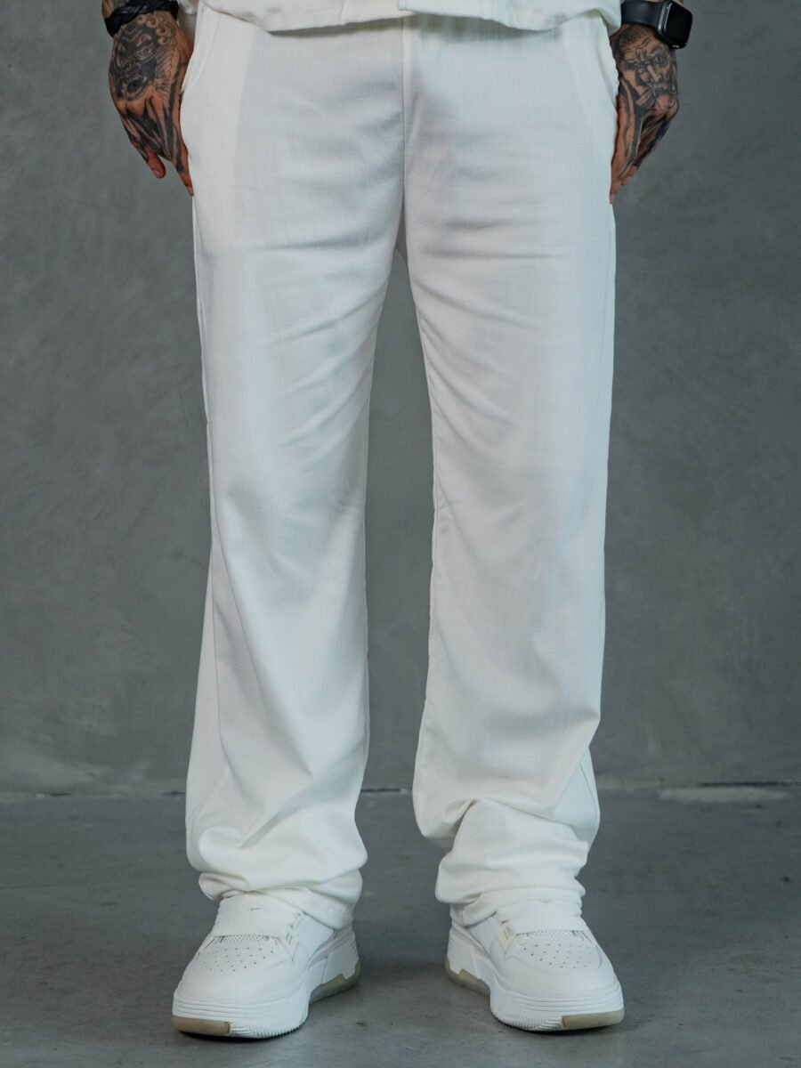 Hombre vistiendo jogger perla Raggio de Ezzeta, con estilo casual y relajado.