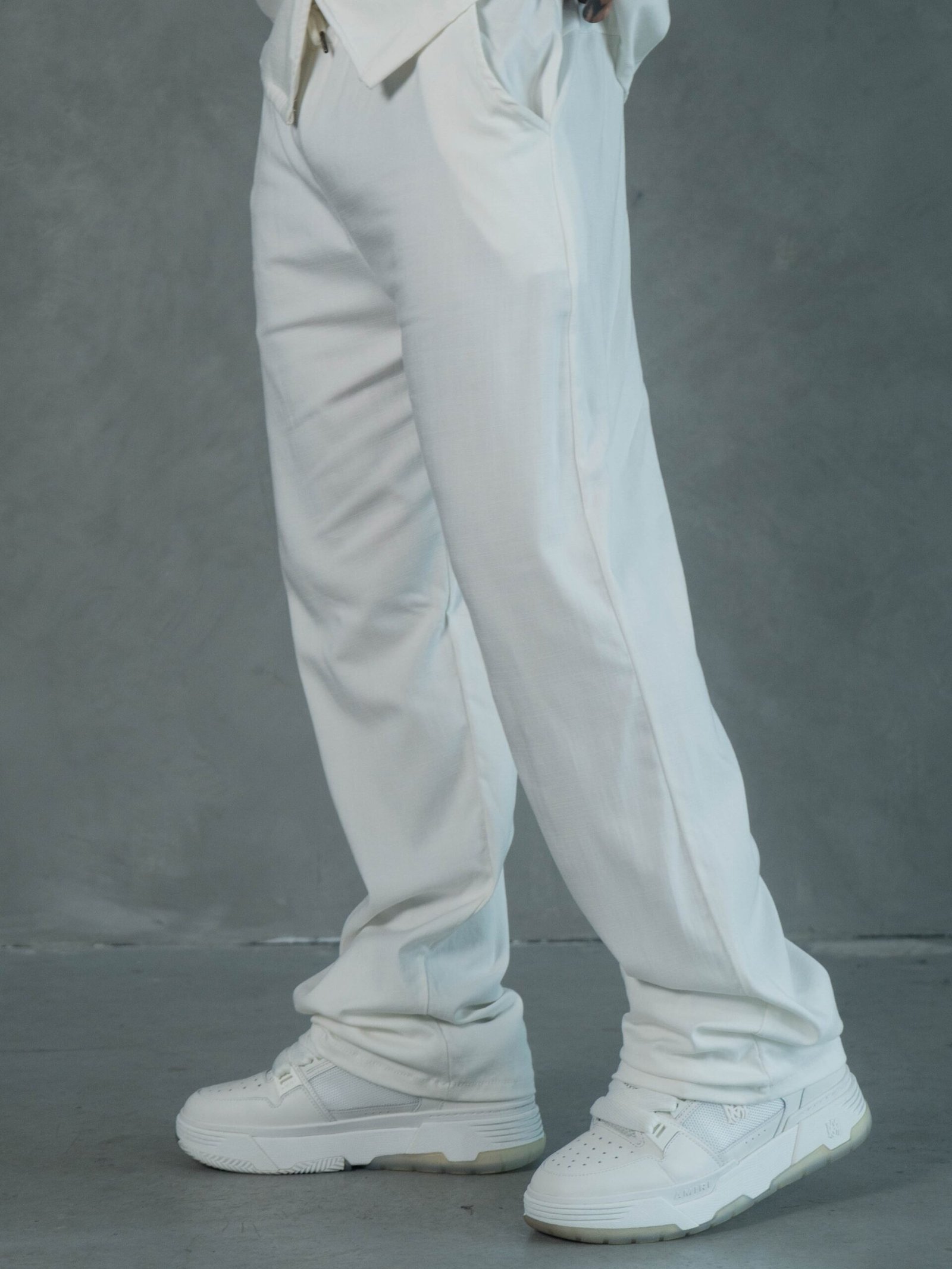 Hombre vistiendo jogger perla Raggio de Ezzeta, con estilo casual y relajado.