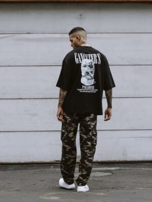 jogger verde militar oversize de Ezzeta, con dos bolsillos cargo extragrandes, estilo urbano moderno.
