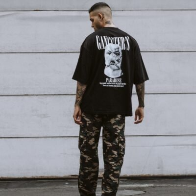 jogger verde militar oversize de Ezzeta, con dos bolsillos cargo extragrandes, estilo urbano moderno.