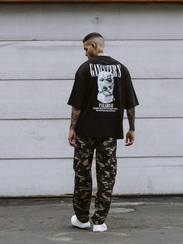 jogger verde militar oversize de Ezzeta, con dos bolsillos cargo extragrandes, estilo urbano moderno.
