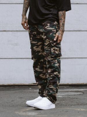 jogger verde militar oversize de Ezzeta, con dos bolsillos cargo extragrandes, estilo urbano moderno.