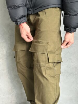 Hombre usando un jogger verde oversize de Ezzeta, estilo casual y relajado