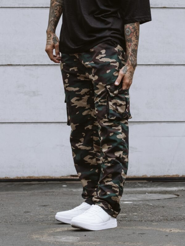 jogger verde militar oversize de Ezzeta, con dos bolsillos cargo extragrandes, estilo urbano moderno.