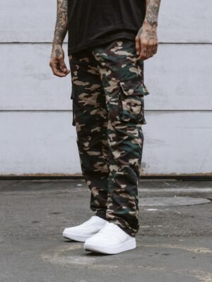 jogger verde militar oversize de Ezzeta, con dos bolsillos cargo extragrandes, estilo urbano moderno.