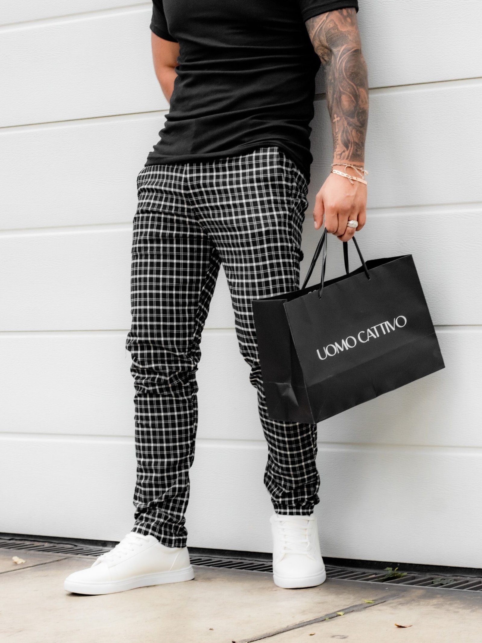 Pantalon negro con cuadros blancos para hombre