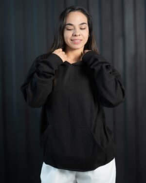 Polera negra oversize de algodon con capucha