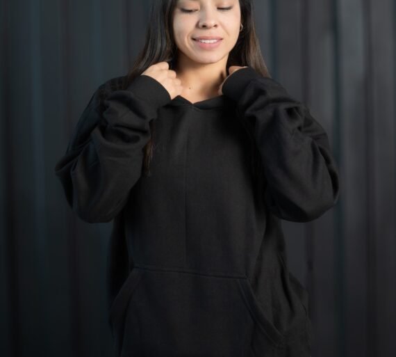 Polera negra oversize de algodon con capucha