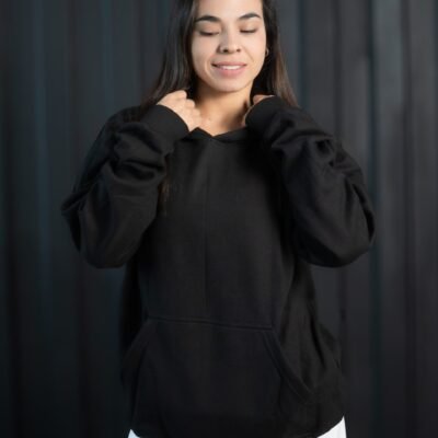 Polera negra oversize de algodon con capucha