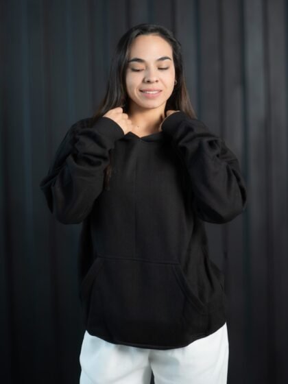 Polera negra oversize de algodon con capucha
