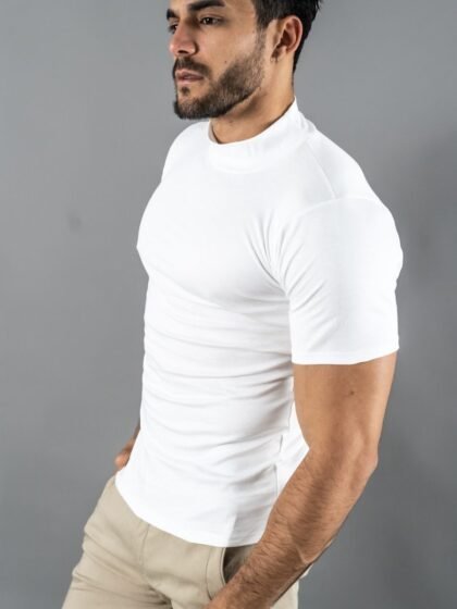 Hombre vistiendo polo blancoManiche Corte de Ezzeta, con estilo casual y clásico.