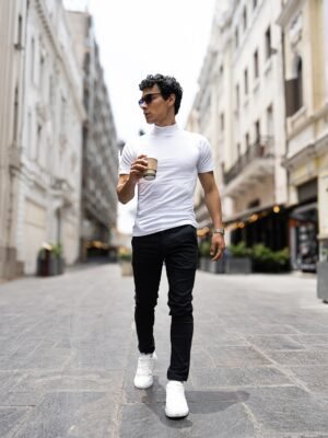 Hombre vistiendo polo blanco Maniche Corte de Ezzeta, con estilo casual y clásico.