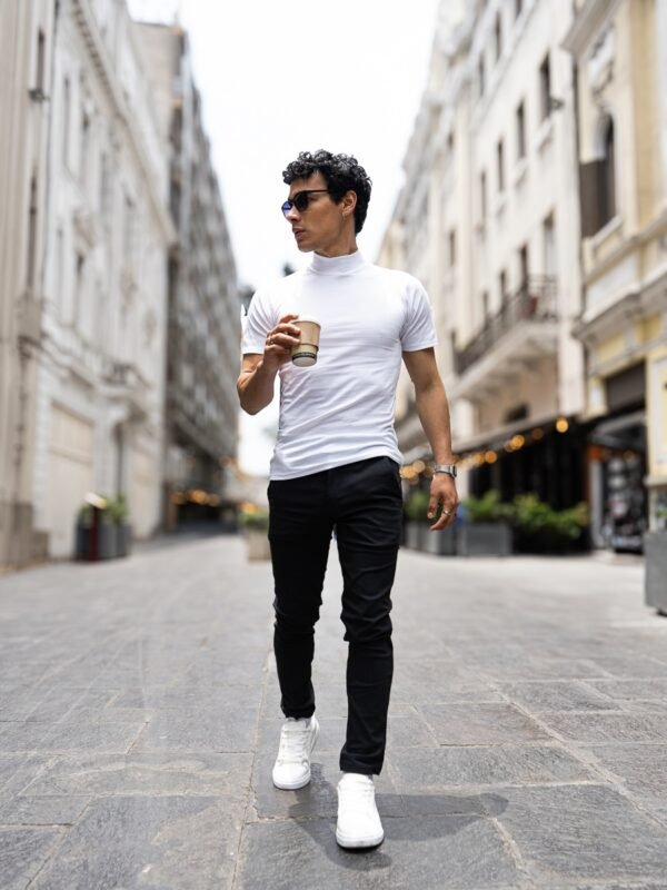 Hombre vistiendo polo blanco Maniche Corte de Ezzeta, con estilo casual y clásico.