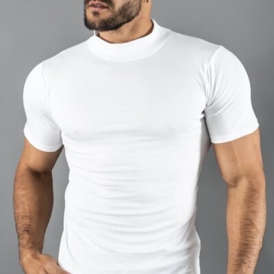 Hombre vistiendo polo blancoManiche Corte de Ezzeta, con estilo casual y clásico.