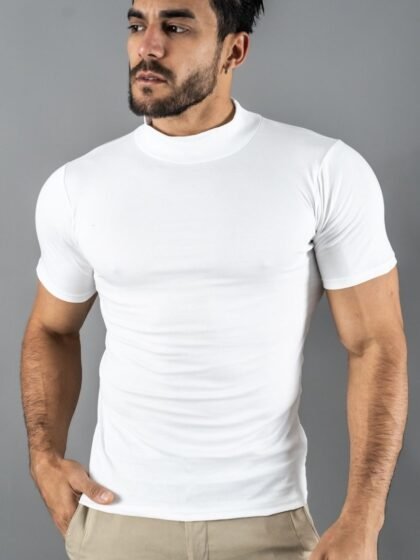 Hombre vistiendo polo blancoManiche Corte de Ezzeta, con estilo casual y clásico.