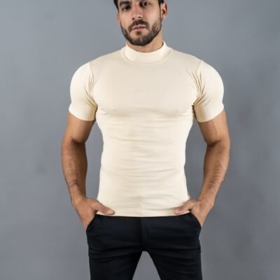 Hombre vistiendo polo beige Maniche Corte de Ezzeta, con estilo casual y clásico.
