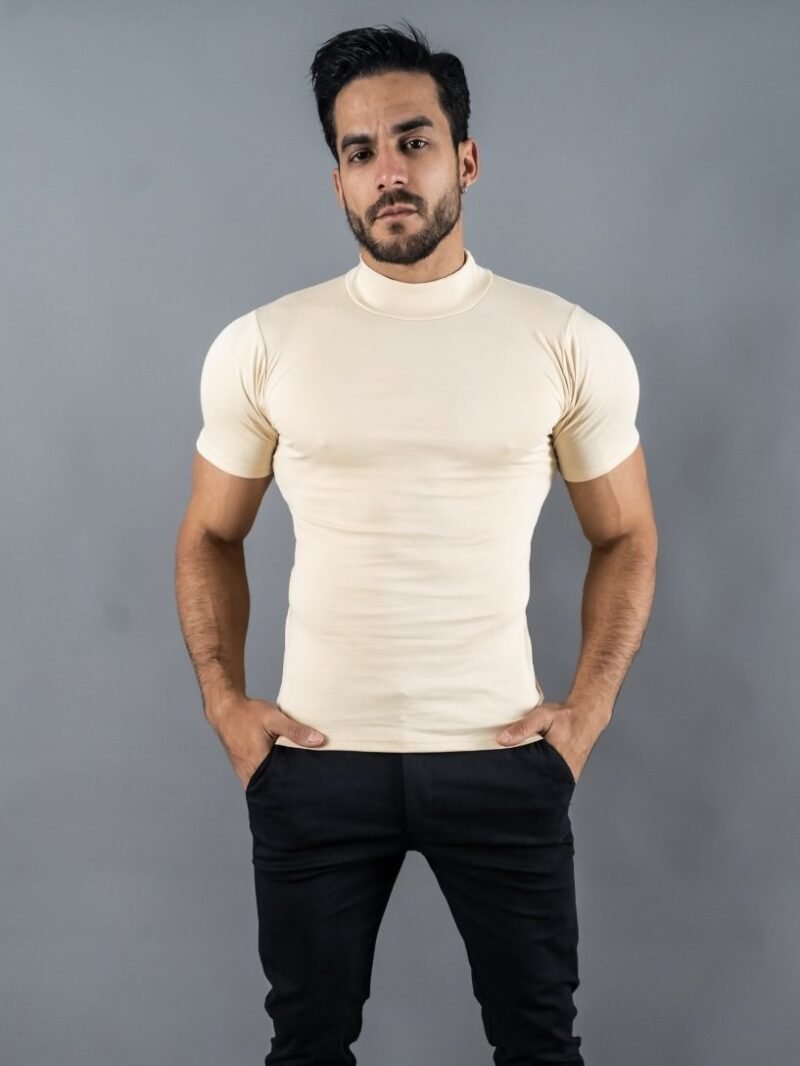 Hombre vistiendo polo beige Maniche Corte de Ezzeta, con estilo casual y clásico.