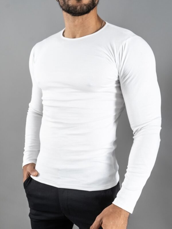 Hombre vistiendo polo blanco Maniche Lunche Large de Ezzeta, con mangas largas y estilo casual.