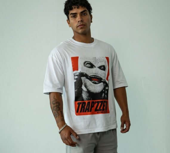 Polo Blanco Trapzeta hombre oversize con estampado de pasamontañas