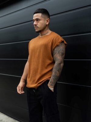Hombre vistiendo polo camell Manica Zero de Ezzeta, con diseño sin mangas y estilo urbano.