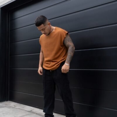 Hombre vistiendo polo camell Manica Zero de Ezzeta, con diseño sin mangas y estilo urbano.