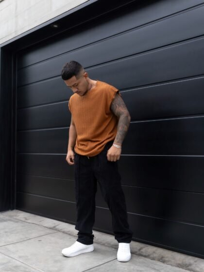 Hombre vistiendo polo camell Manica Zero de Ezzeta, con diseño sin mangas y estilo urbano.