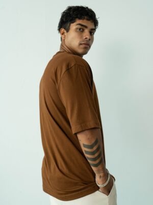 Hombre vistiendo polo camell oversize de Ezzeta, mostrando el corte relajado y el color intenso.