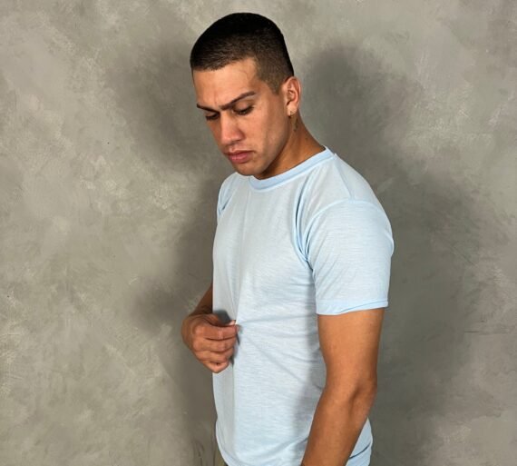 Modelo usando polo plomo rata basico de algodon para hombre Ezzeta