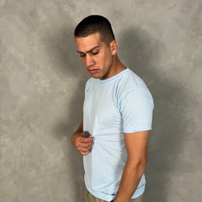 Modelo usando polo plomo rata basico de algodon para hombre Ezzeta