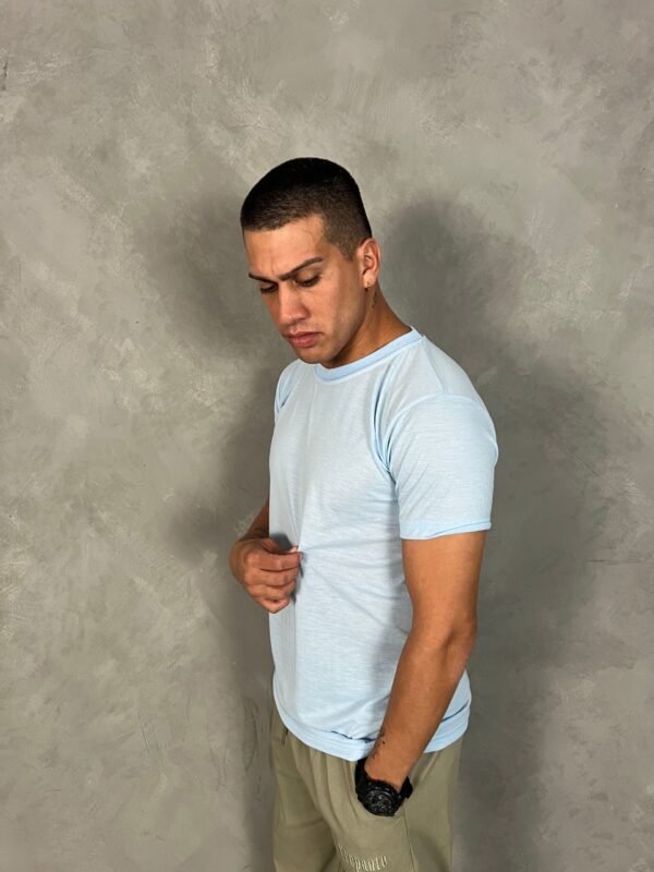 Modelo usando polo plomo rata basico de algodon para hombre Ezzeta