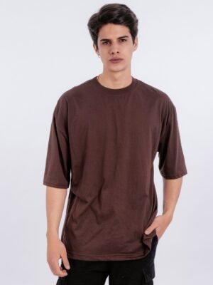 Hombre vistiendo polo marron oversize de Ezzeta, mostrando el corte relajado y el color intenso.