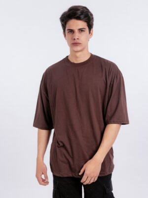 Hombre vistiendo polo marron oversize de Ezzeta, mostrando el corte relajado y el color intenso.