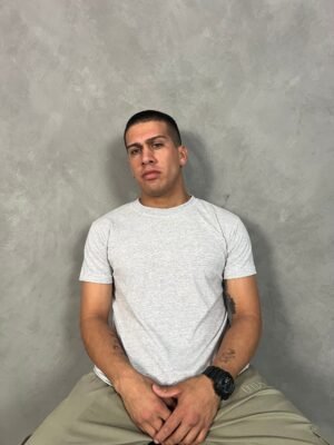 Modelo usando polo melange basico de algodon para hombre Ezzeta
