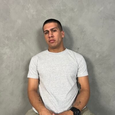 Modelo usando polo melange basico de algodon para hombre Ezzeta