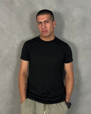 Modelo usando polo negro basico de algodon para hombre Ezzeta
