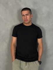Modelo usando polo negro basico de algodon para hombre Ezzeta