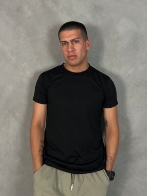 Modelo usando polo negro basico de algodon para hombre Ezzeta