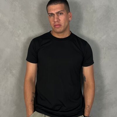 Modelo usando polo negro basico de algodon para hombre Ezzeta