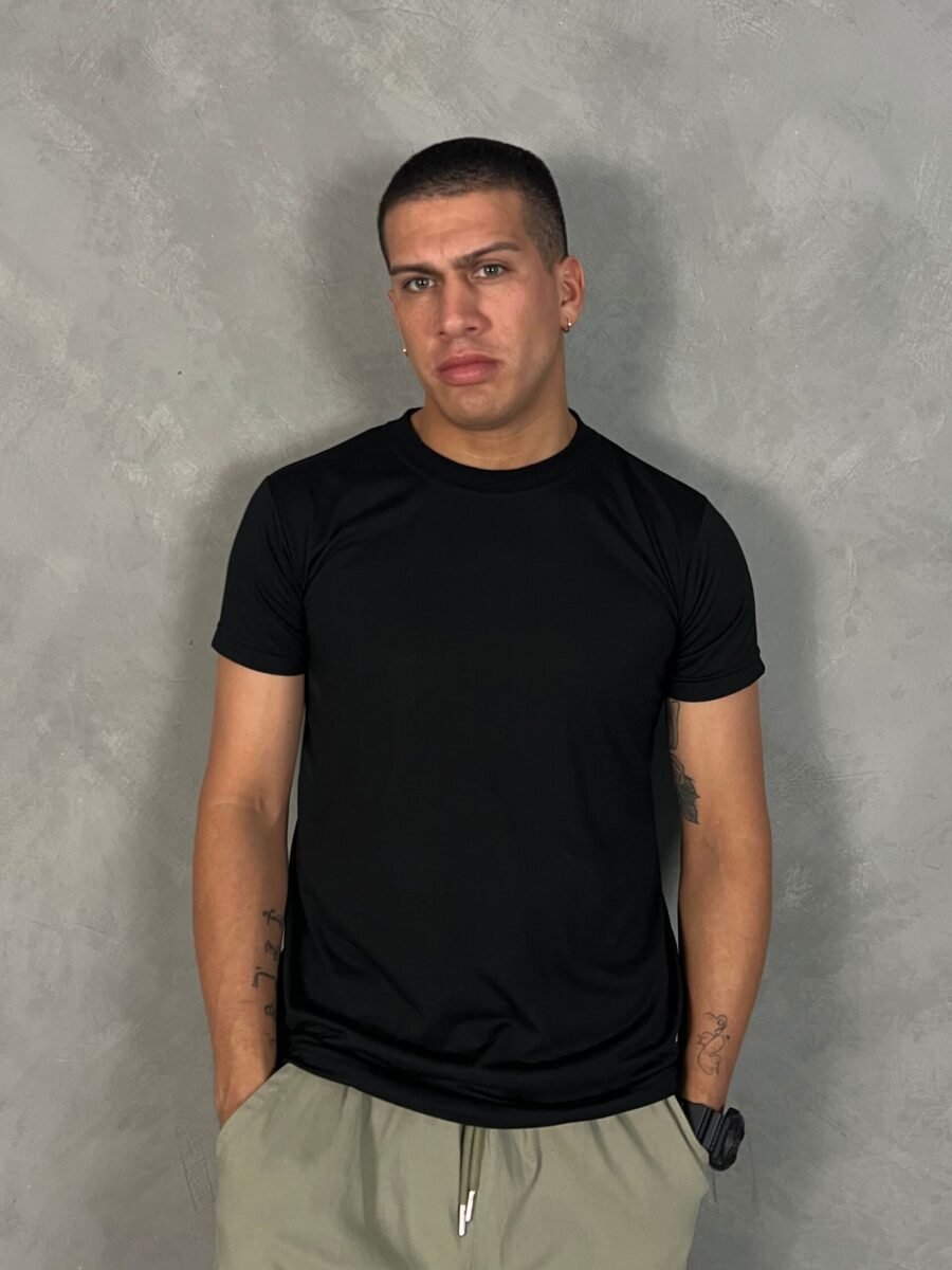 Modelo usando polo negro basico de algodon para hombre Ezzeta
