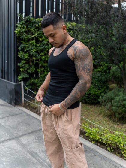 bividi negro Tank Tok de Ezzeta, con estilo casual y deportivo.