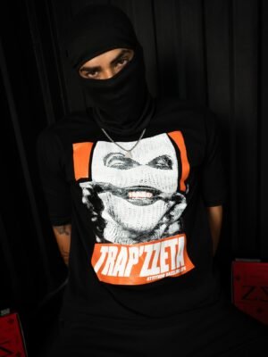 Polo Negro Trapzeta hombre oversize con estampado de pasamontañas
