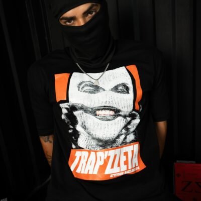 Polo Negro Trapzeta hombre oversize con estampado de pasamontañas